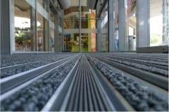 Tappeto tecnico in alluminio inserti alternati feltro e gomma - #1552