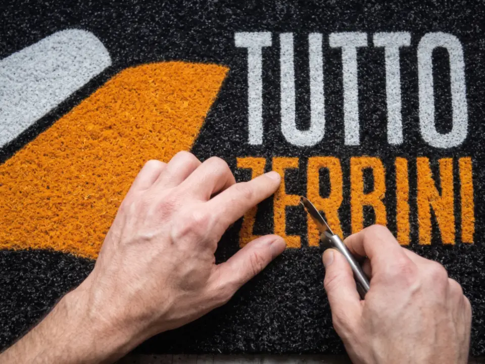 Intarsio a mano di uno zerbino personalizzato Tuttozerbini